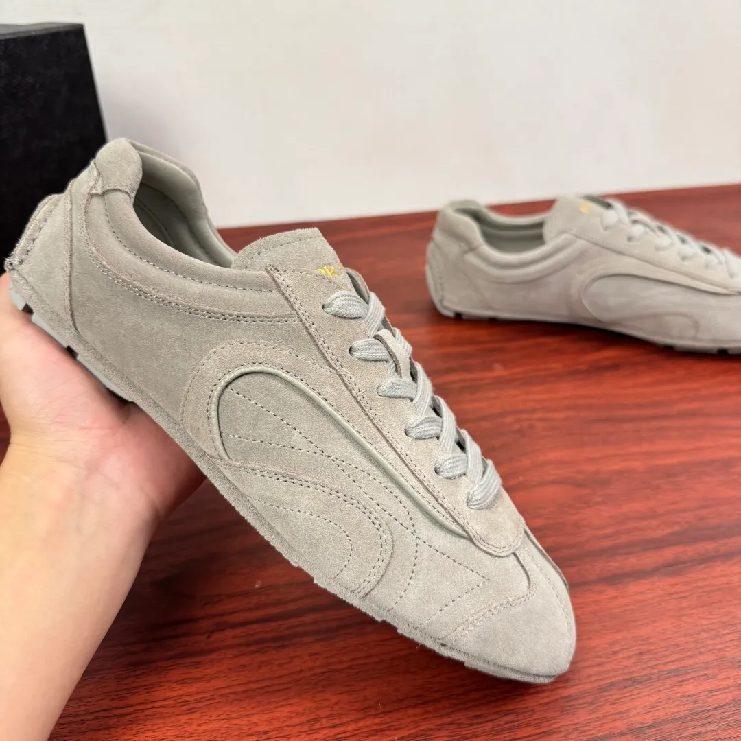 Batch 780 Prada/Prada Montecarlo Re-Edition 2005 Nappa sheepskin/nubuck leather sneakers, men's men's men's shoes for easy shipping! Featuring an antique finish, these sneakers combine style and comfort in a sophisticated and innovative design. The silhouette inspired by driving shoes is soft and flexible, and the deconstructed sole gives it a lightweight look and smooth aesthetic. Prominent top stitching enhances the sporty soul of this hybrid sneaker. It is paired with a lightweight and flexible rubber sole, a visible convex sole pattern embellishment, and a wrapped insole. The whole package! Size: 39-40-41-42-43-44 Leather shoe size Item number: 4E1165 Matte gray